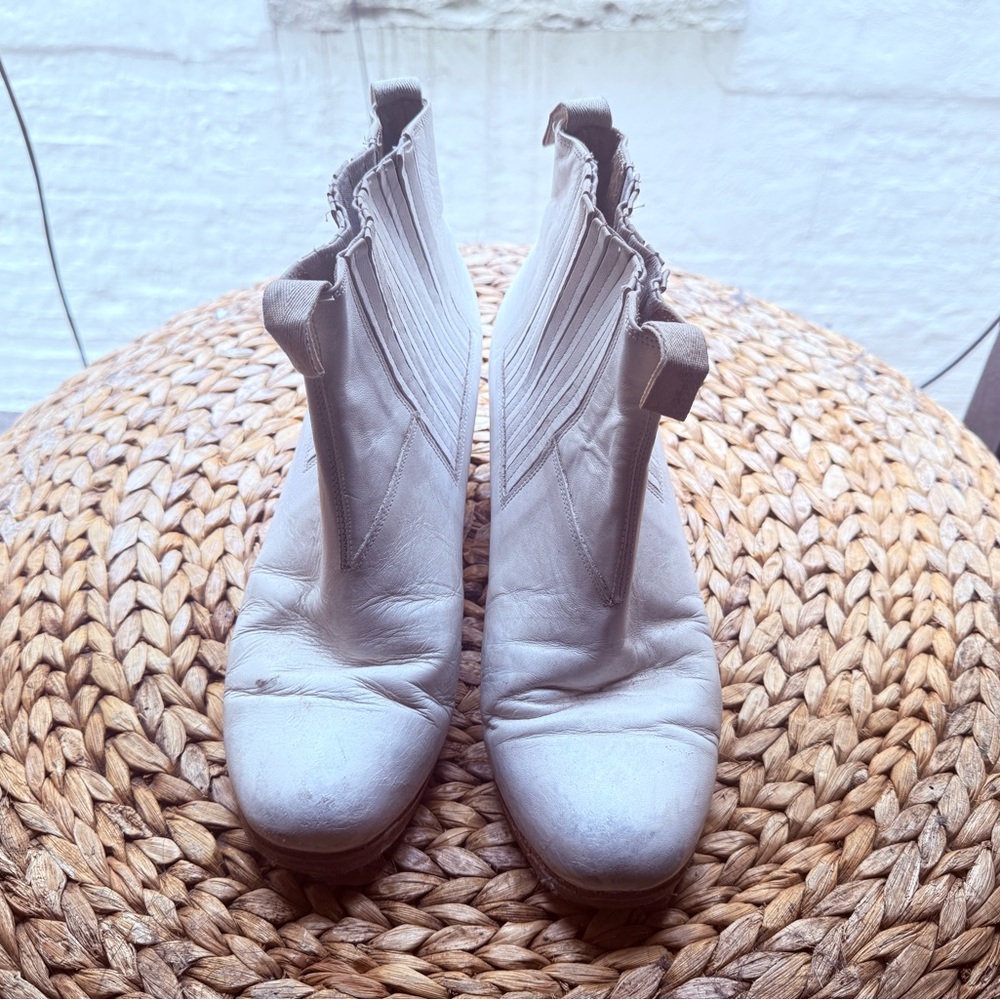 Folkloric leather boot in white